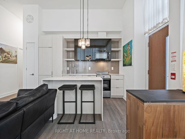Th6 - 6 Parkwood Ave
