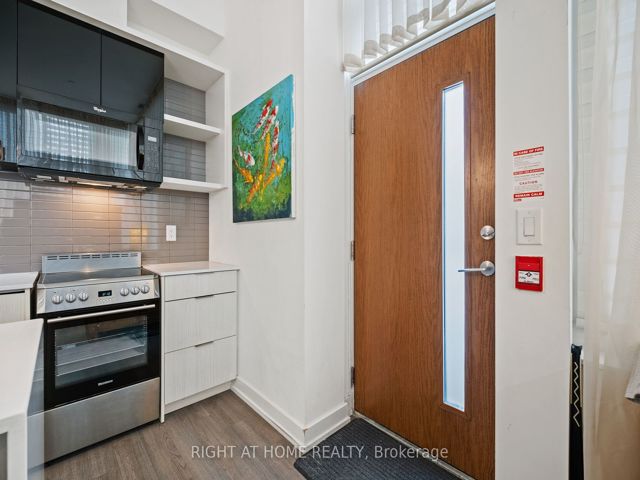 Th6 - 6 Parkwood Ave