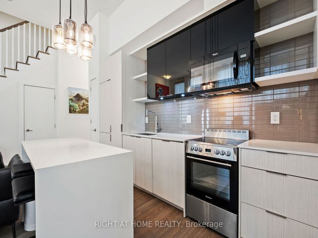 Th6 - 6 Parkwood Ave