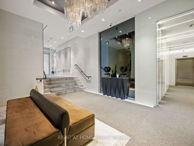 Th6 - 6 Parkwood Ave