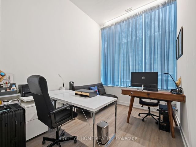 Th6 - 6 Parkwood Ave