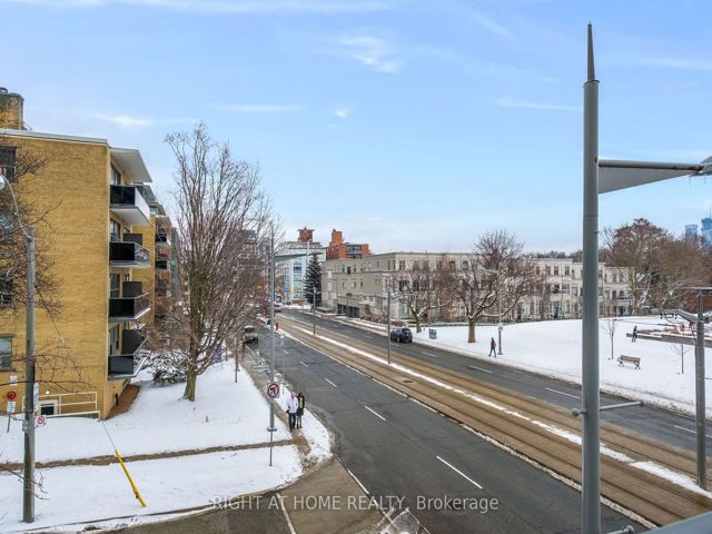 Th6 - 6 Parkwood Ave