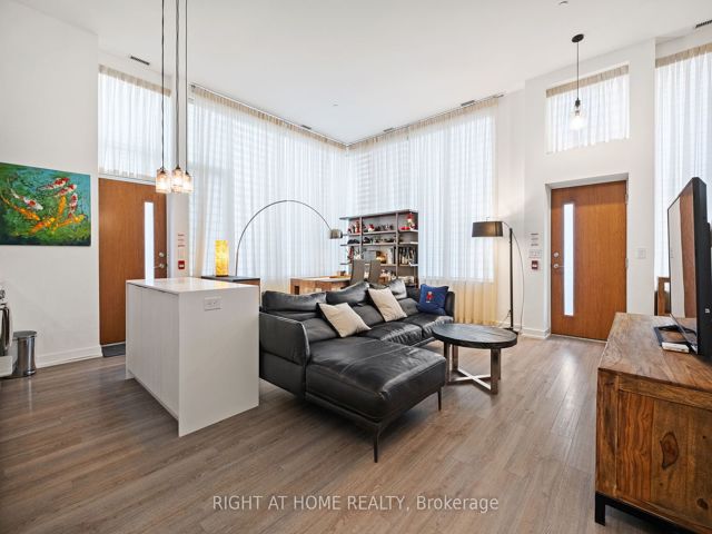 Th6 - 6 Parkwood Ave