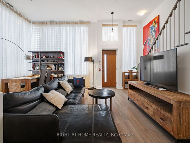 Th6 - 6 Parkwood Ave