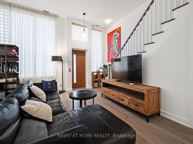 Th6 - 6 Parkwood Ave