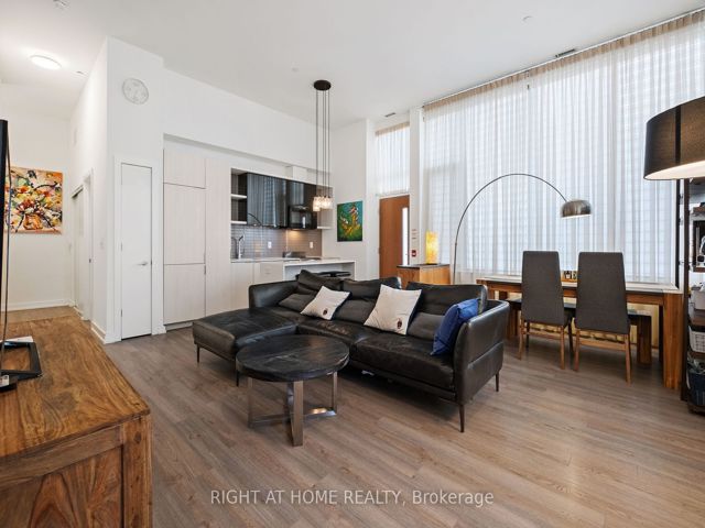 Th6 - 6 Parkwood Ave