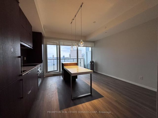 1711 - 197 Yonge St