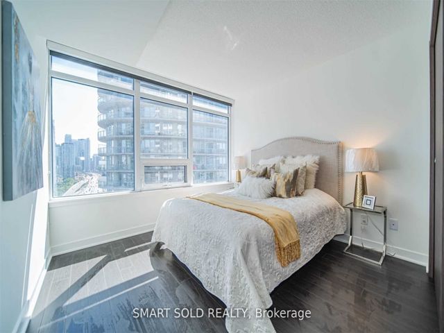 2012 - 17 Bathurst St