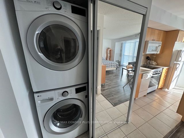 1012 - 18 Yonge St
