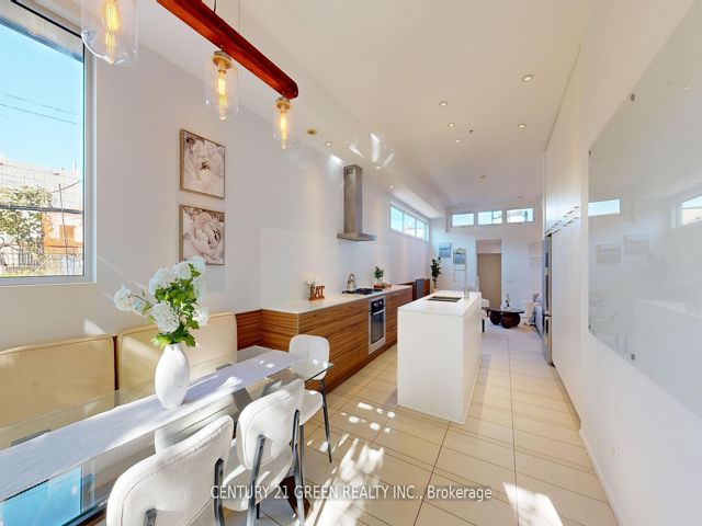 8 - 56 Lippincott St