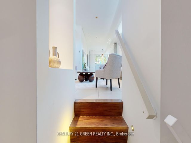 8 - 56 Lippincott St
