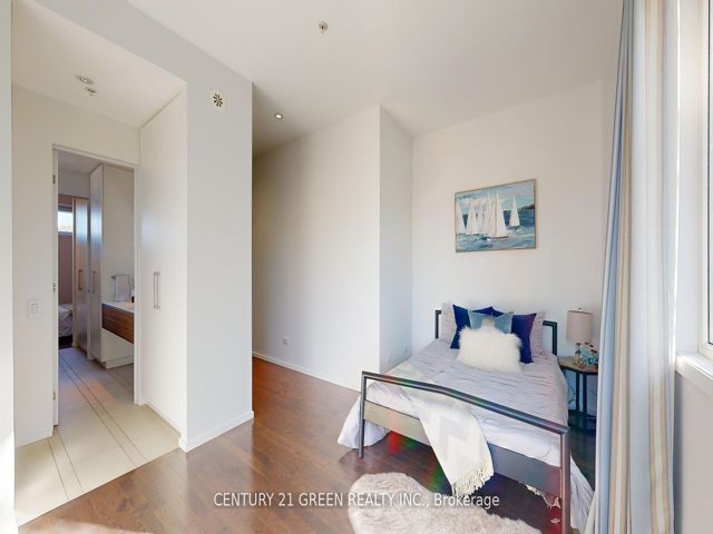 8 - 56 Lippincott St