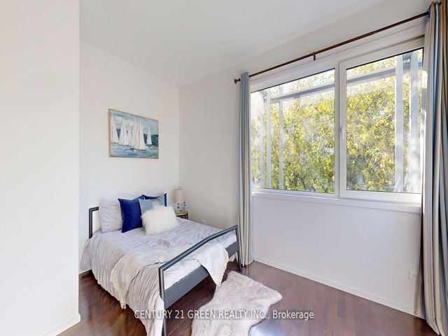 8 - 56 Lippincott St