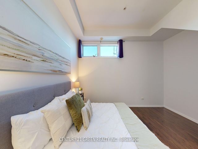 8 - 56 Lippincott St