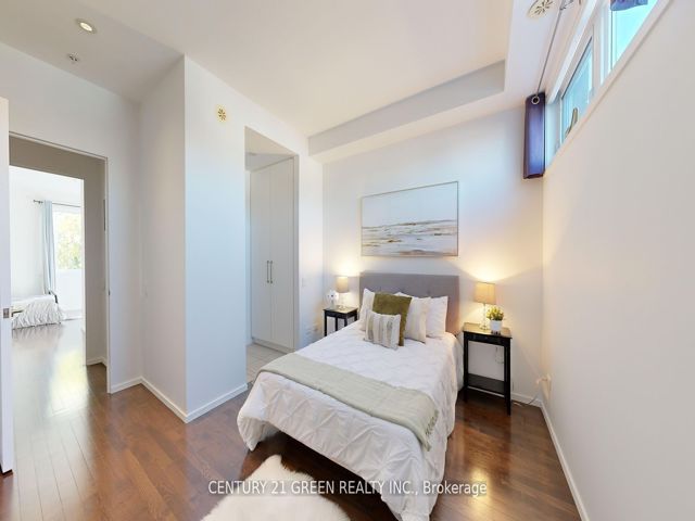 8 - 56 Lippincott St