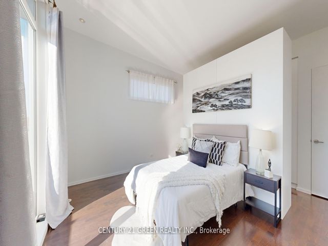 8 - 56 Lippincott St