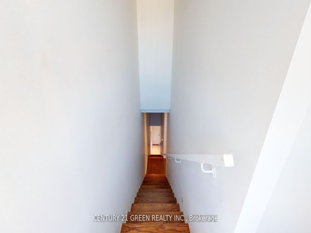 8 - 56 Lippincott St