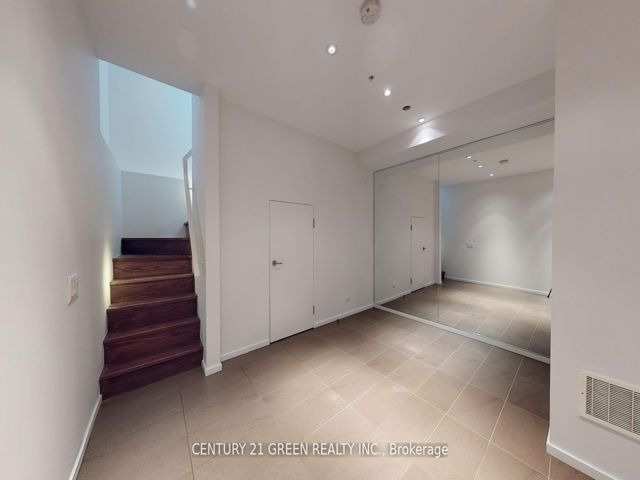 8 - 56 Lippincott St