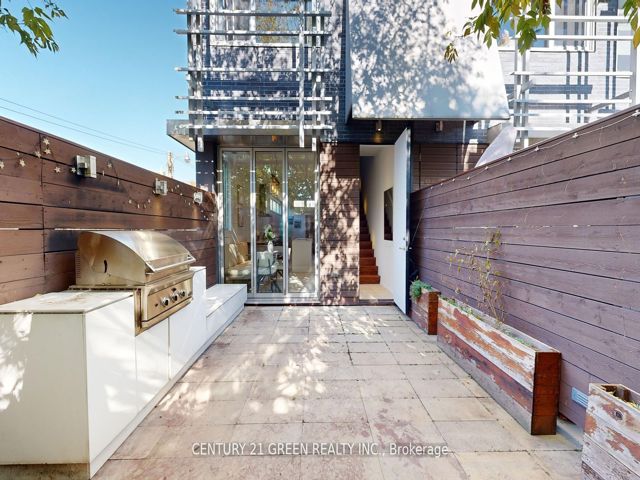 8 - 56 Lippincott St