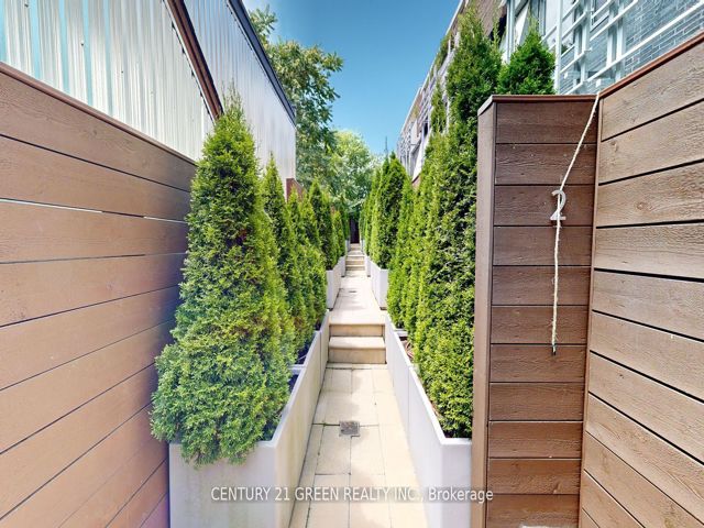 8 - 56 Lippincott St