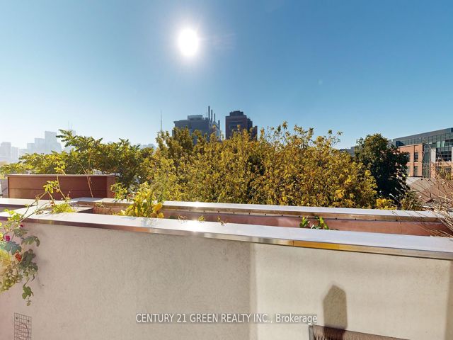 8 - 56 Lippincott St