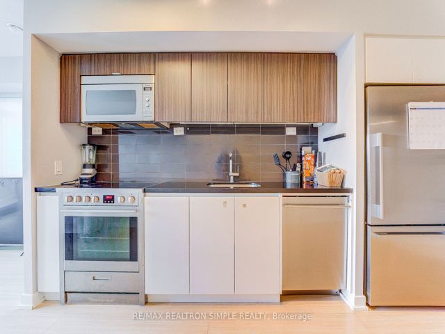 802 - 85 Queen's Wharf Rd