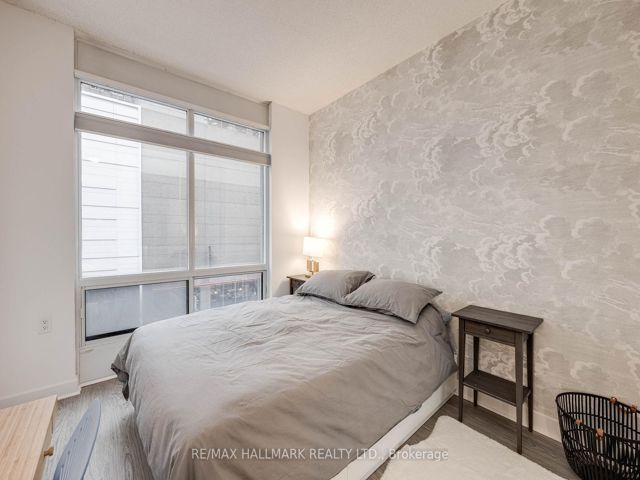 402 - 85 Bloor St E