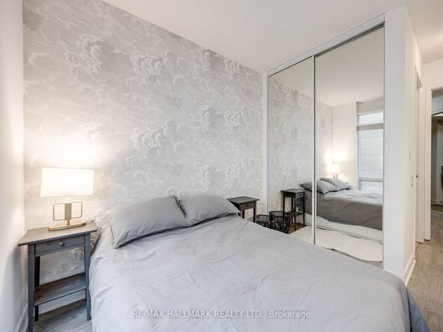 402 - 85 Bloor St E