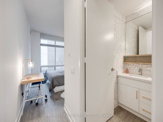 402 - 85 Bloor St E