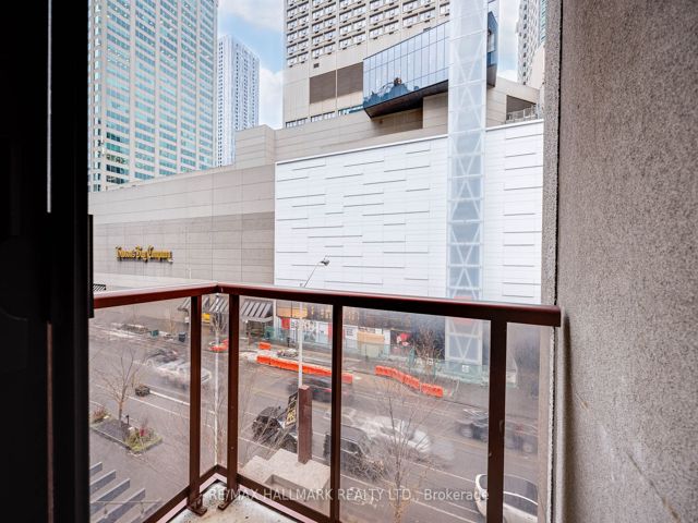 402 - 85 Bloor St E