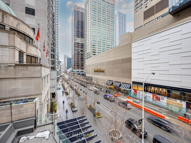 402 - 85 Bloor St E