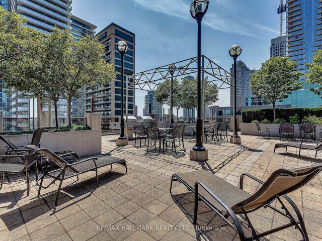 402 - 85 Bloor St E