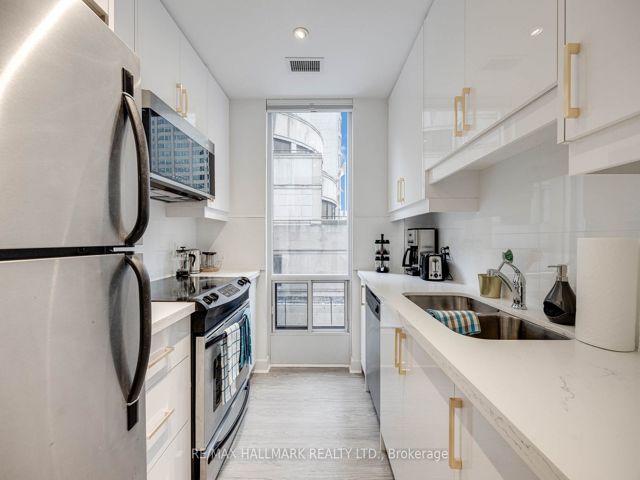 402 - 85 Bloor St E