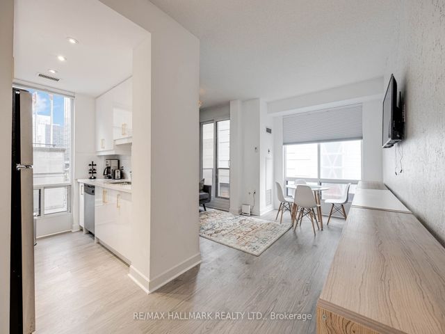 402 - 85 Bloor St E