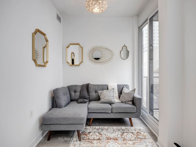 402 - 85 Bloor St E