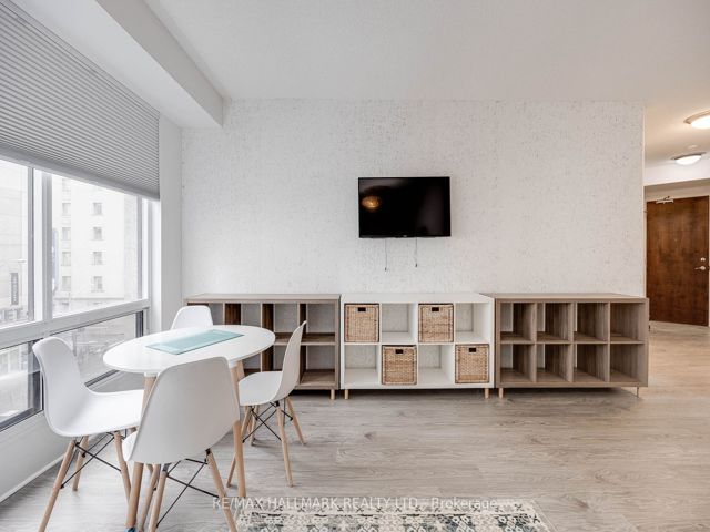 402 - 85 Bloor St E