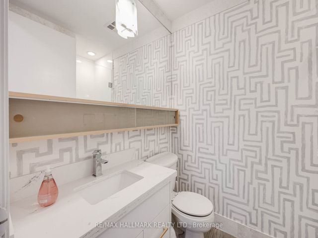 402 - 85 Bloor St E