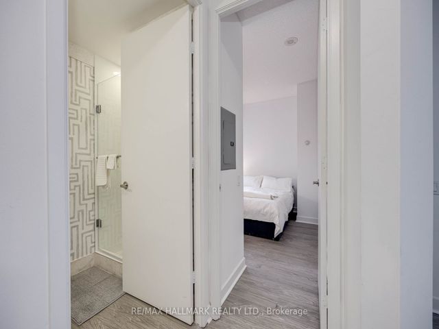 402 - 85 Bloor St E