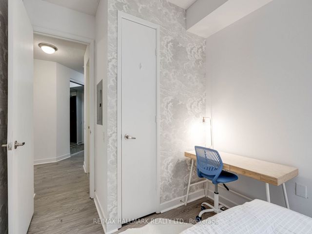 402 - 85 Bloor St E