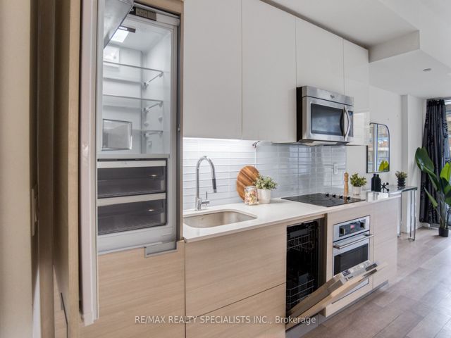 605 - 210 Simcoe St