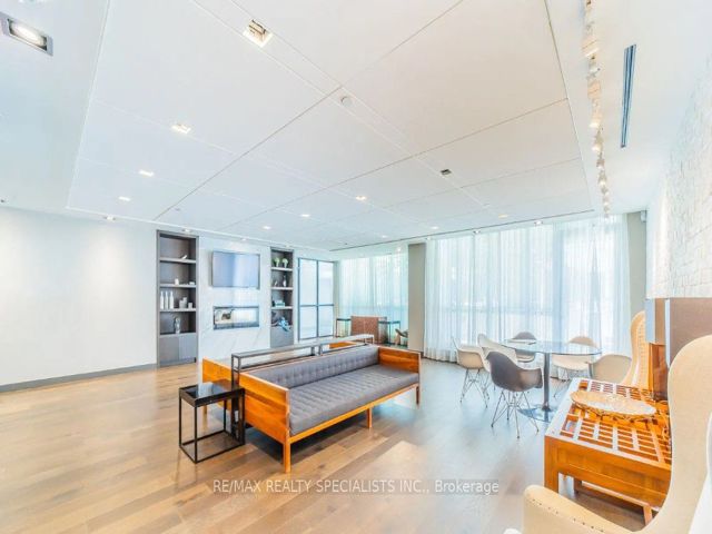 605 - 210 Simcoe St