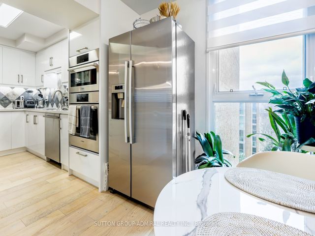 805 - 278 Bloor St E