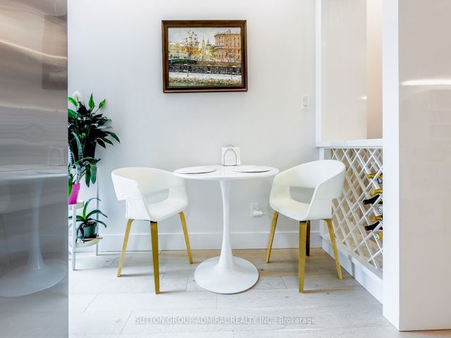 805 - 278 Bloor St E