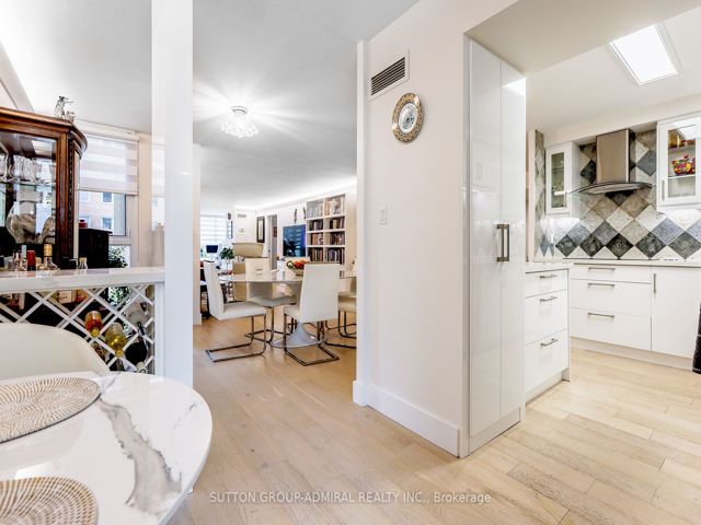 805 - 278 Bloor St E