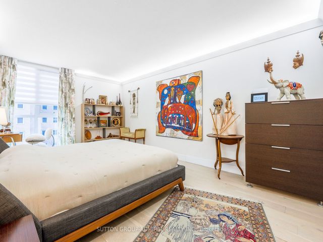 805 - 278 Bloor St E