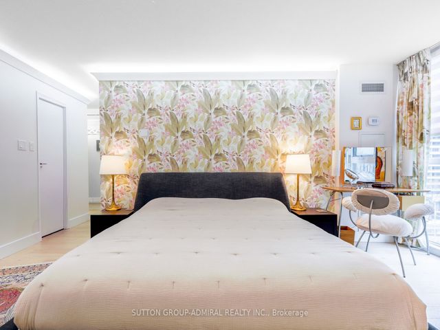 805 - 278 Bloor St E
