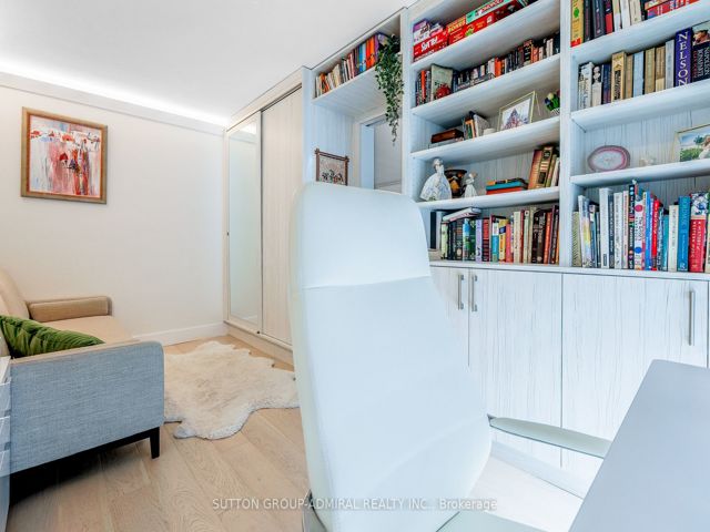 805 - 278 Bloor St E