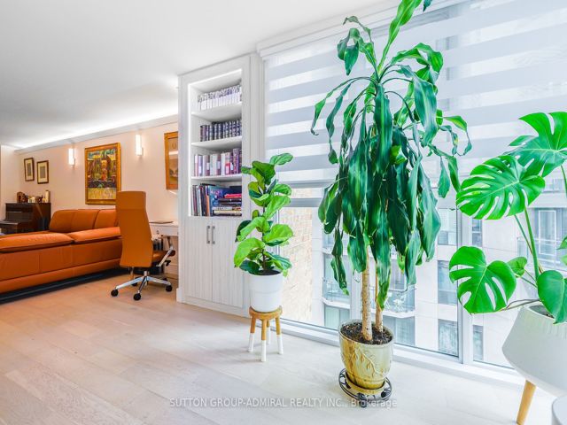 805 - 278 Bloor St E