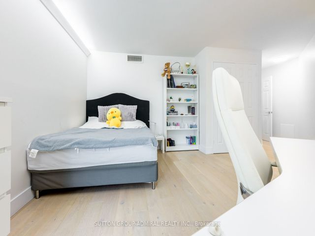 805 - 278 Bloor St E