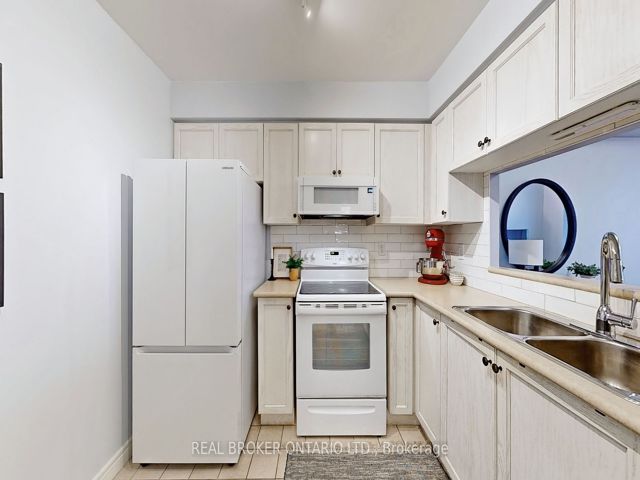 917 - 1700 Eglinton Ave E